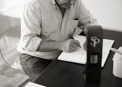 Rafael Poveda firmando libro de visitas en Torre Juana